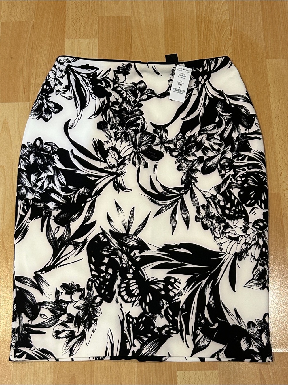 Nwt White House Black Market Black & White Floral-Print Pencil Skirt